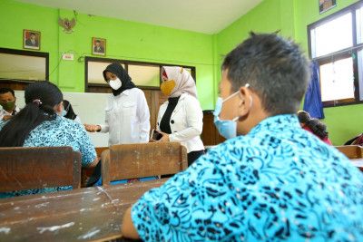 podiumnews.com-PTM Dimulai, Bupati Ipuk Sambut Para Pelajar di Gerbang Sekolah